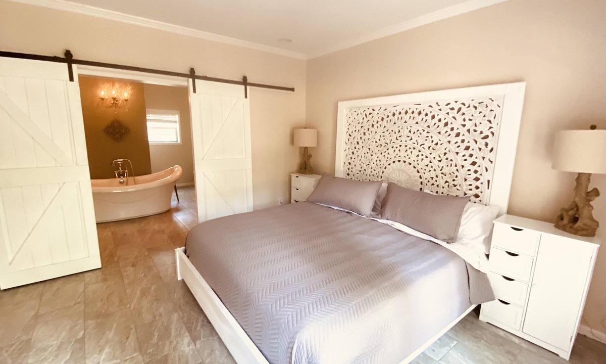 Galloway House | Romantic couples getaway large 2 person tub large out area to hangout and lounge