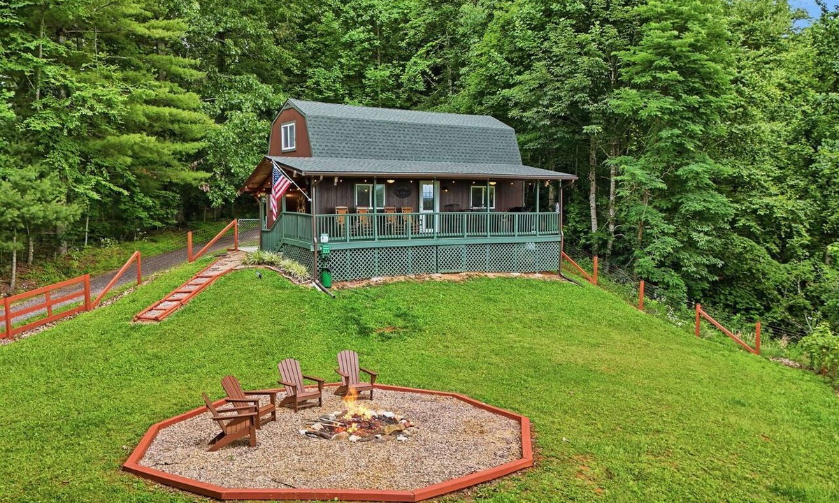 Creston Cabin | Romantic Mountain Retreat with Fenced Yard & Views