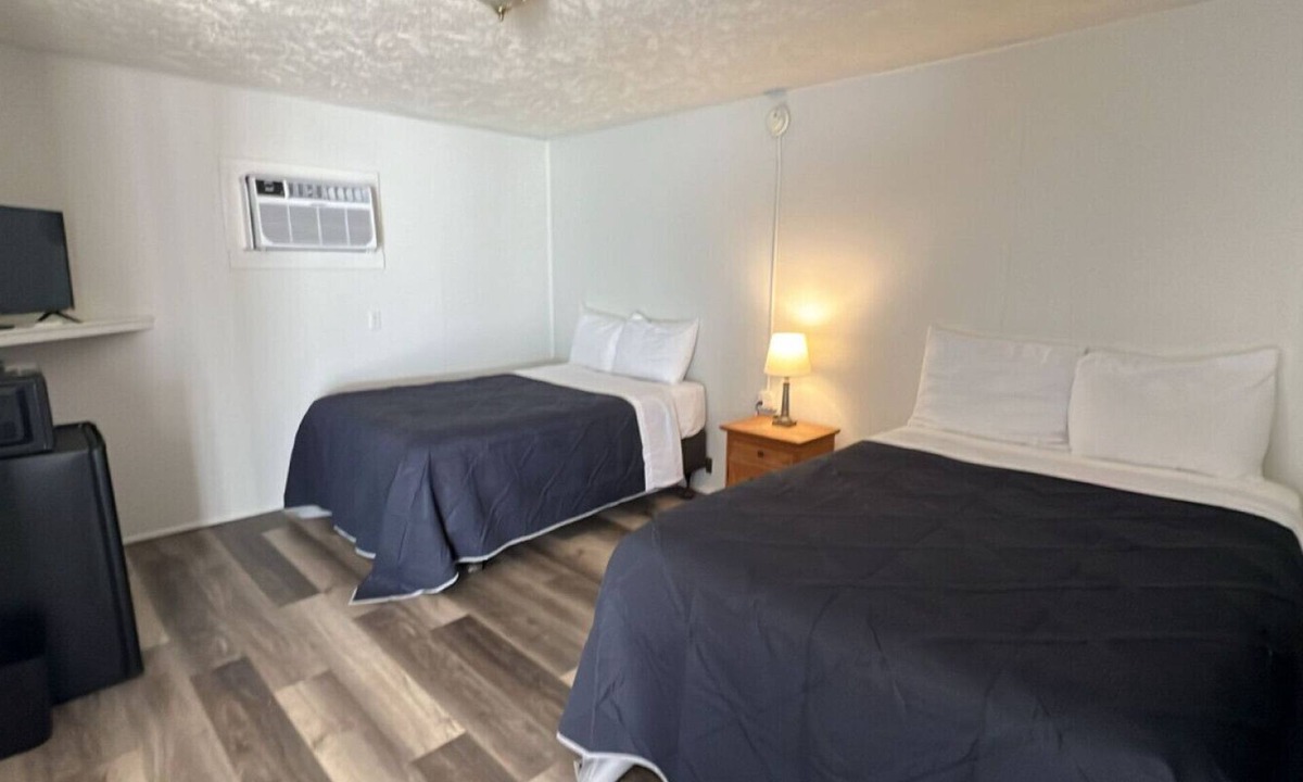 Harper Hotel | Room 24 - Standard Queen - Sleeps 4 - Harper Motel