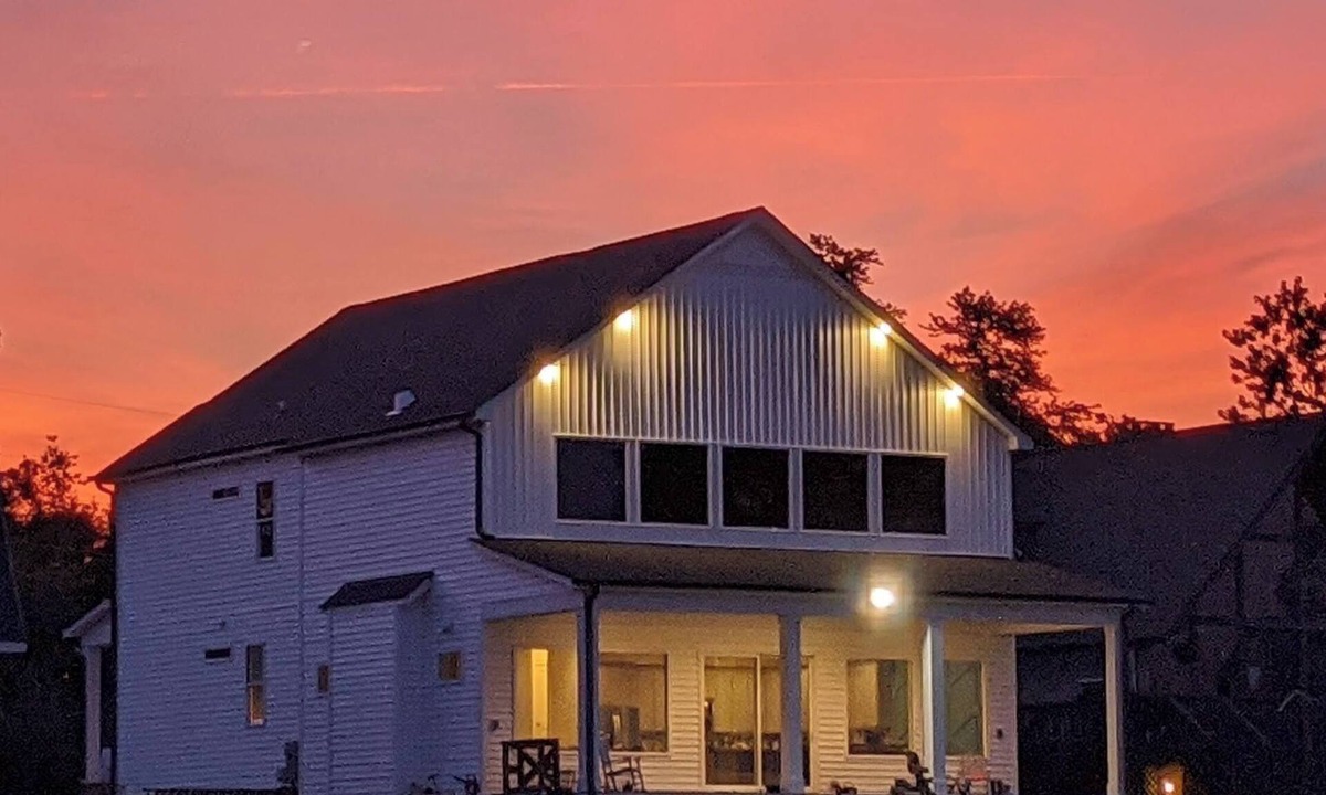 Norwood House | “Room for Everyone: Seven-Bedroom Lakefront Getaway on Lake Tillery”