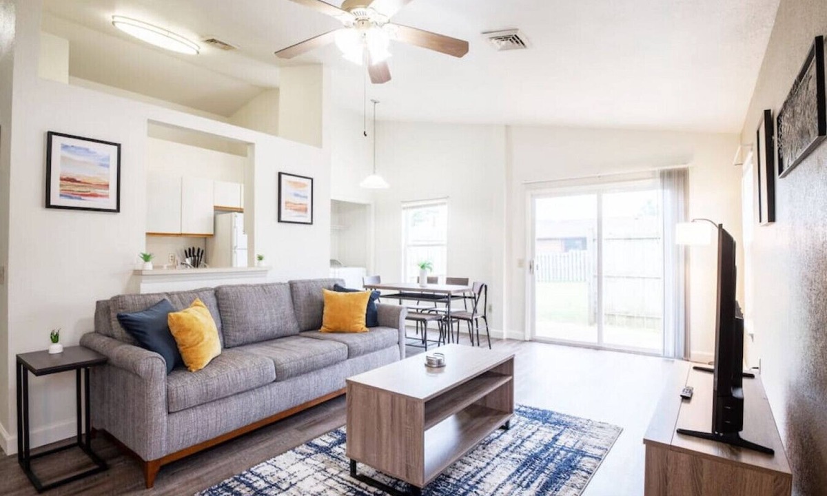 Pekin House | ROSEMARY - Comfy 3 BD in Pekin w/KING bed