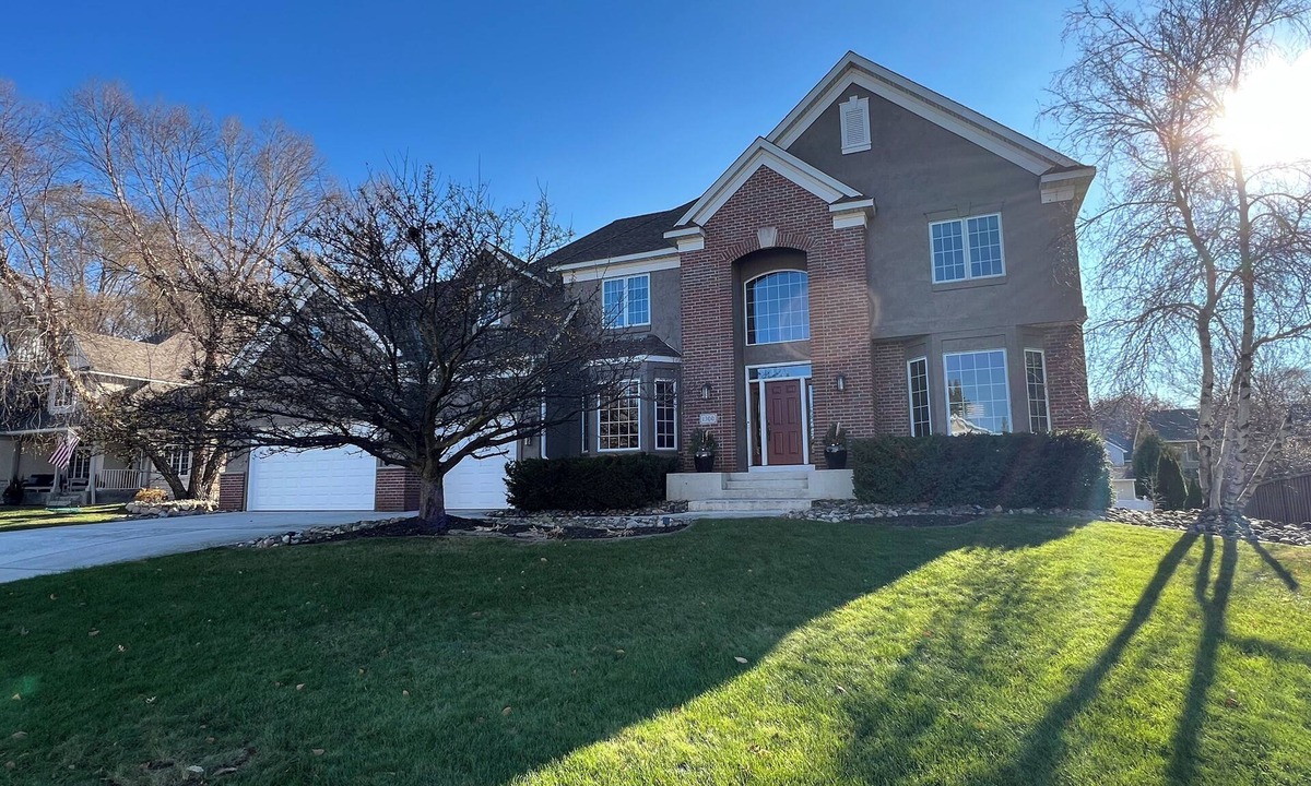 Shoreview House | Royal Oaks Manor - Refined Comfort in Shoreview, Minnesota