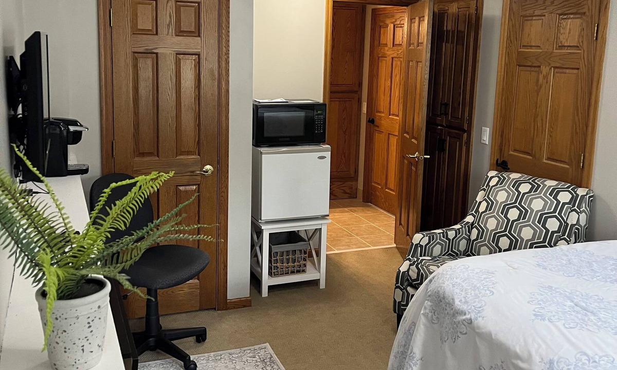 Shoreview Apartment | Royal Oaks Retreat w/Keyless Entry & Pool Access