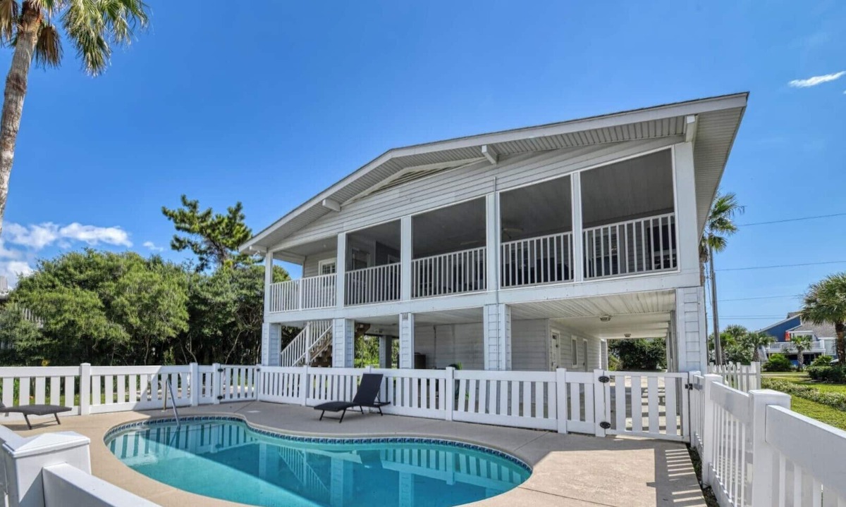 Inlet Harbour House | Rucker Cottage - Crabbing & fishing off floating dock, private pool