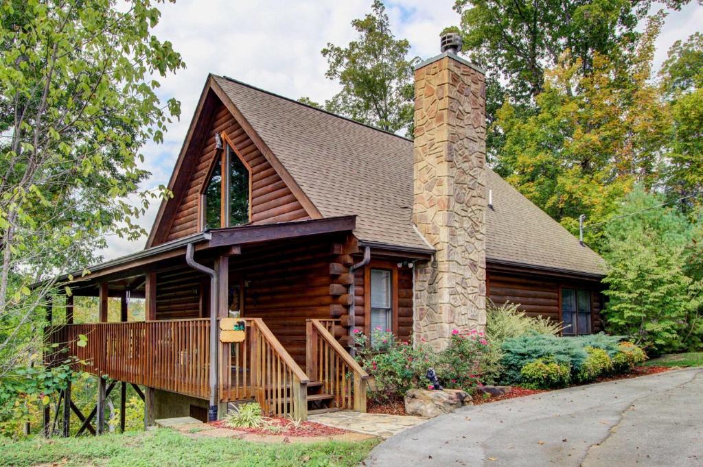 Sevierville House | Rustic Sevierville Cabin w/Covered Porch!