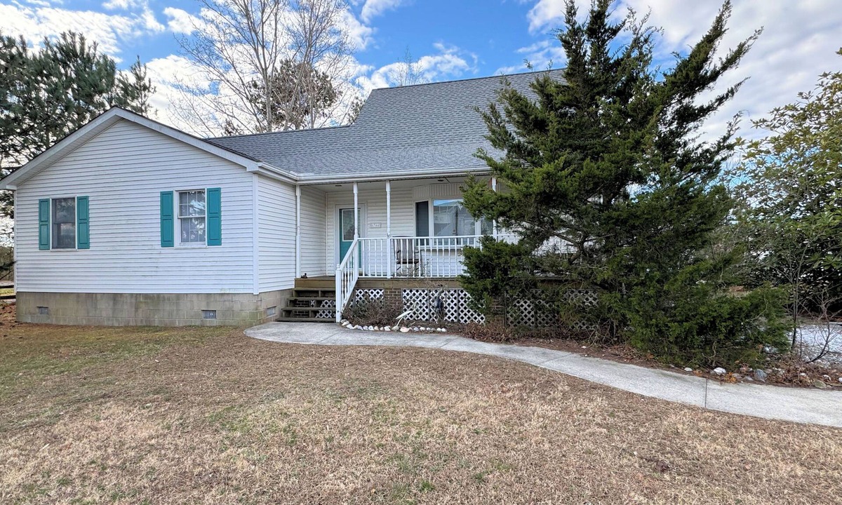 Deep Hole House | Sanderling - Spacious 4BR home with fenced in back yard & dog friendly.