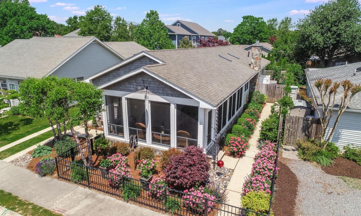 Country Club Estates House | Sandy feet retreat.three blocks to beach!