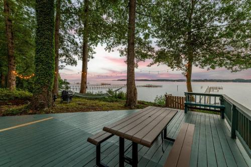 Hardyville House | Scenic, Spacious Riverside Retreat Ropeyarn