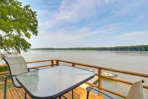 Fulton House | Scenic Views & Yard: Mississippi River Retreat!