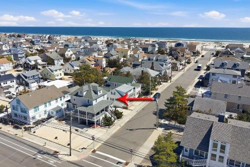 Ortley Beach House | Seaside Park Spacious 6 Bedroom 3 baths Ocean Block House 8 Beach Badges 4 Car private parking