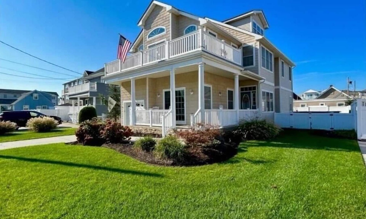 North Wildwood House | Seaside Sanctuary: 5 Bedroom Weekly Vacation Retreat with Pool, Deck, and Beach