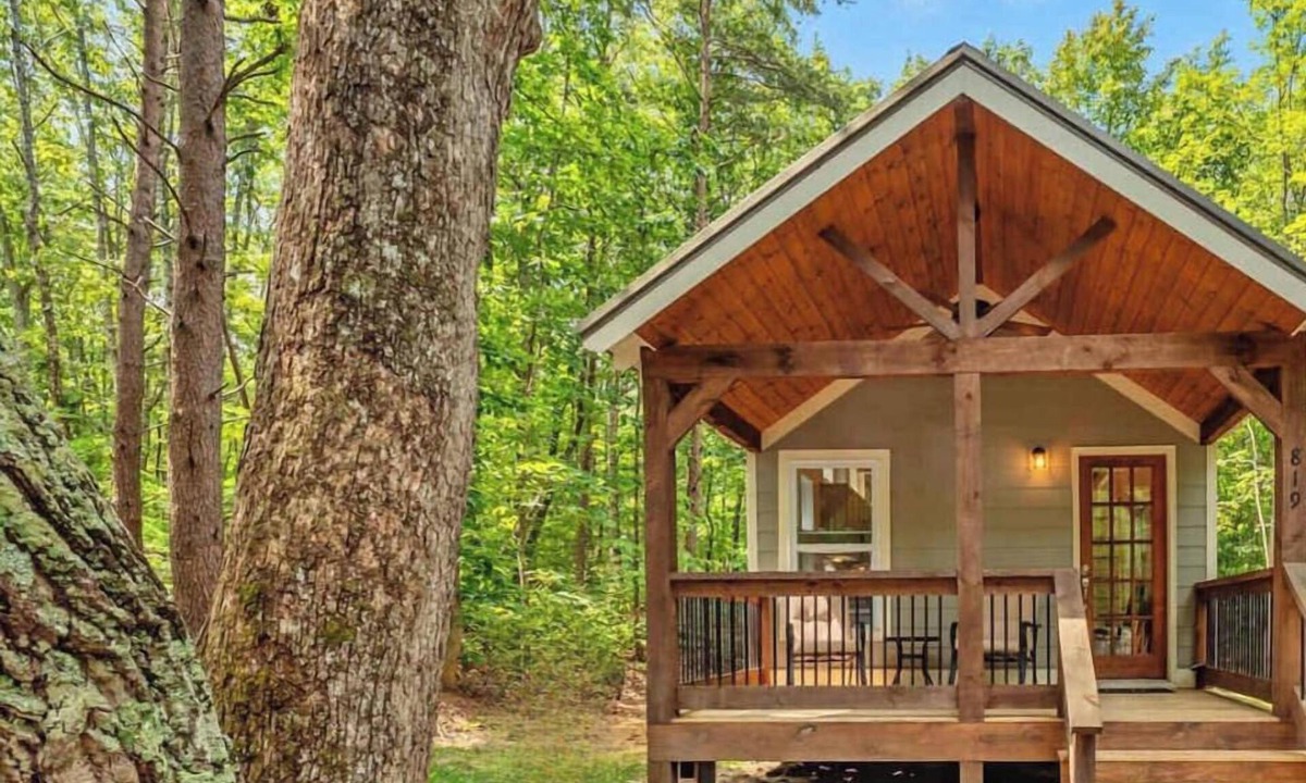 Menlo House | Secluded Bluebell Cottage with private fire pit!