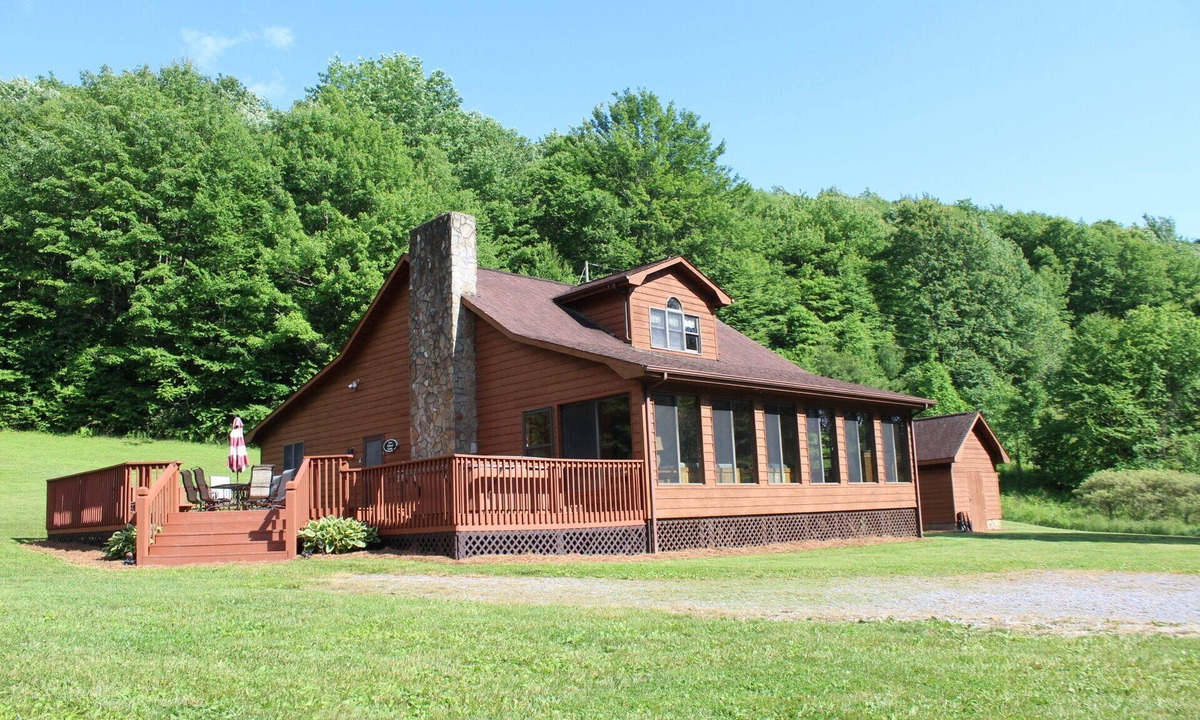 Wilson Creek House | Secluded Cabin near VA Creeper Trail. WiFi-A/C-Hot Tub-Deck-Grill-Pond-Firepit!