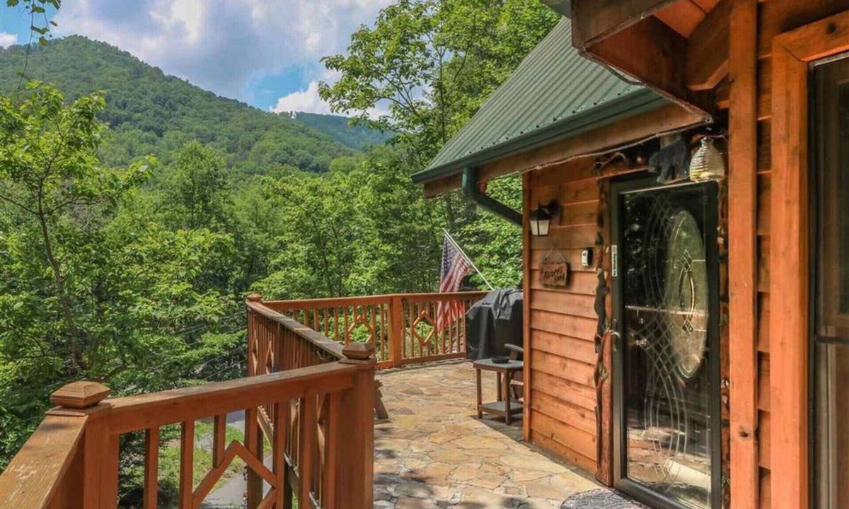 Sevierville Cabin | Secluded, SuperFast WiFi, Video Arcade, Fishing & 2 Pools