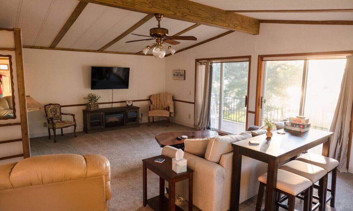 Aberdeen Apartment | Serene 3-Bedroom Getaway with Stunning Lake Views