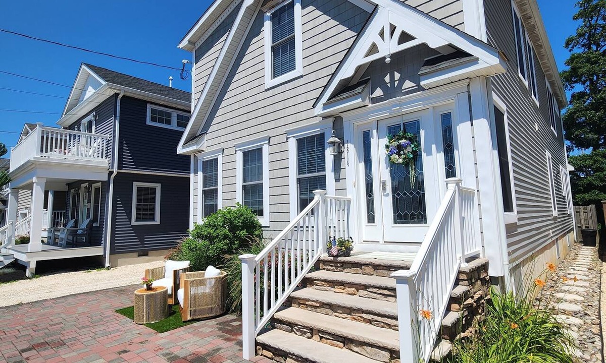 Lake Como House | Serene Beach House in Adorable Lake Como, Nestled Between Spring Lake & Belmar