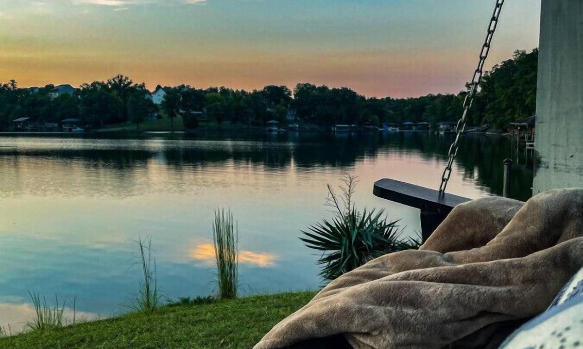 Bowling Green Cottage | Serene Lake Views Hot Tub BBQ Kayaks