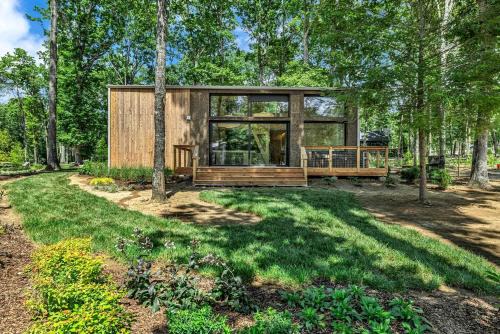 Tracy City House | Serene Modern Tiny Home with Fiery Gizzard Reservoir Views Near Tracy City | Tennessee