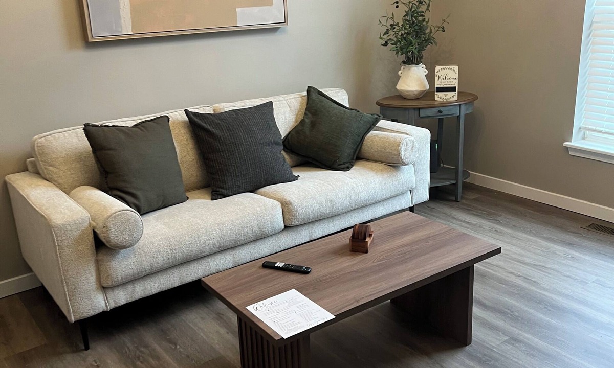 Kearney House | Serenity near the city! 3-BR 2B sleeps 9! 30 mins from DT, stadiums and AIRPORT