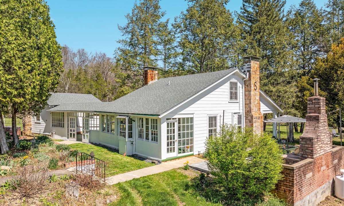 Edinburg House | Shenandoah Escape | Hot Tub · Fireplace · 4 Acres