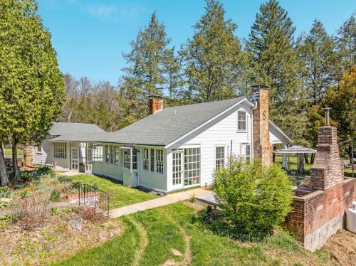 Edinburg House | Shenandoah Escape | Hot Tub · Fireplace · 4 Acres