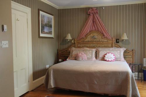 Queens Square Bed & Breakfast | Shipwright Inn