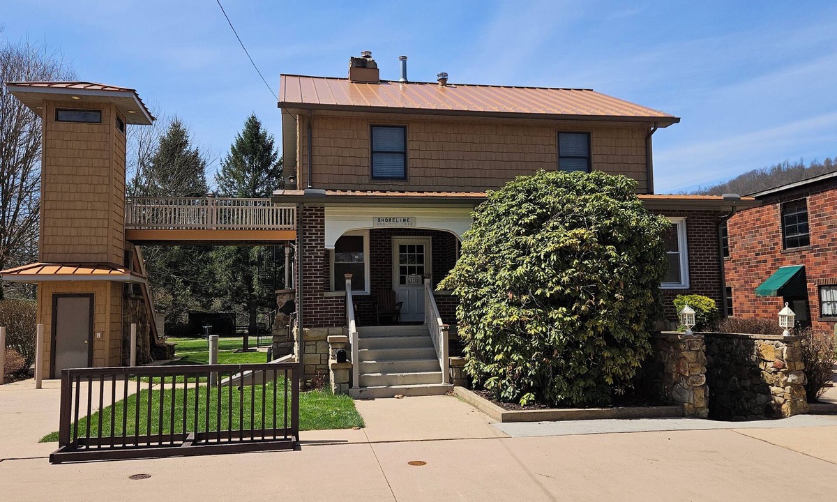 Confluence House | Shoreline Estates - Queen Handicap
