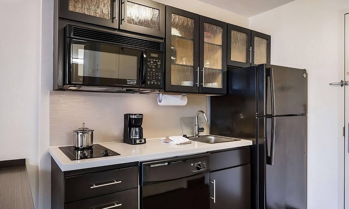 Waukegan Apartment | Short Drive to Genesee Theatre! 4 Relaxing Units, Full Kitchen, Pet-friendly!