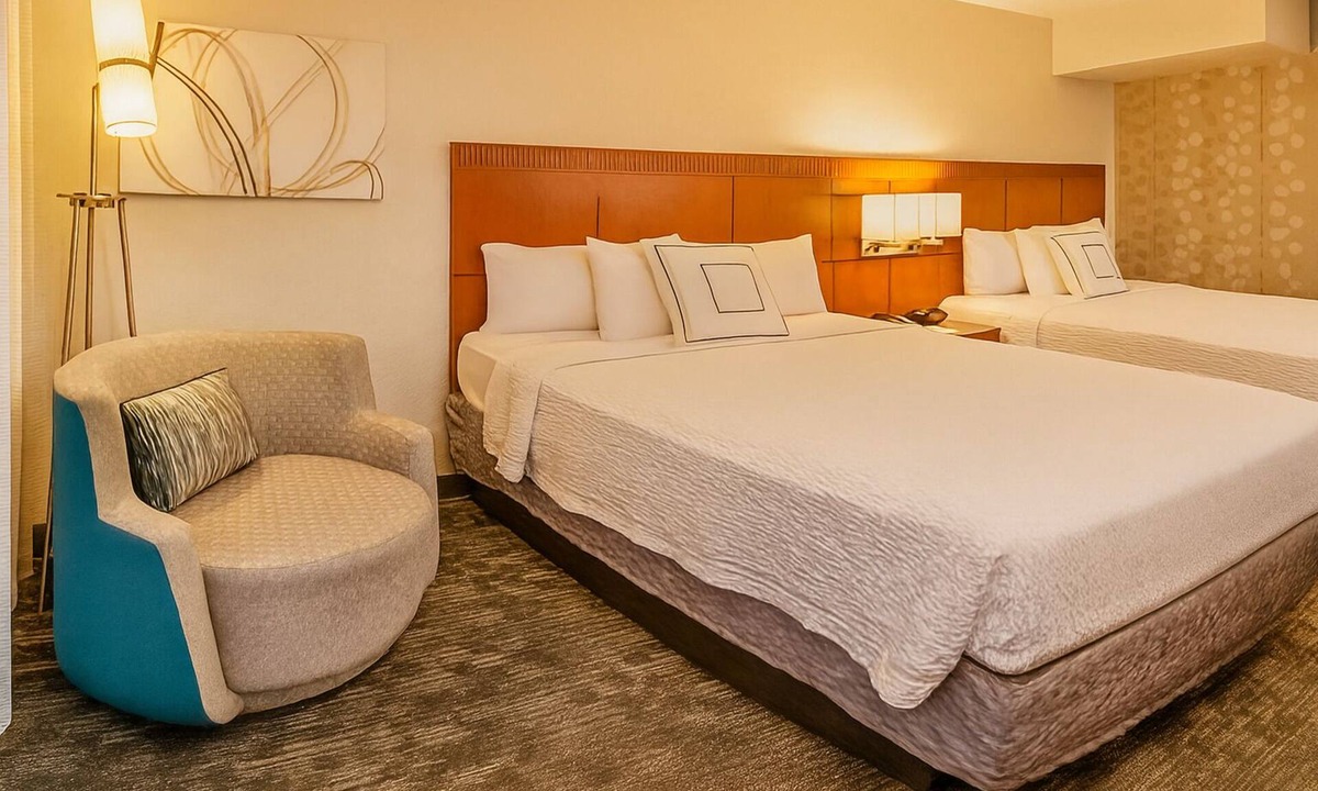 Rosslyn Hotel | Short Drive to Old Town Waterfront! Self-Parking, On-site Starbucks