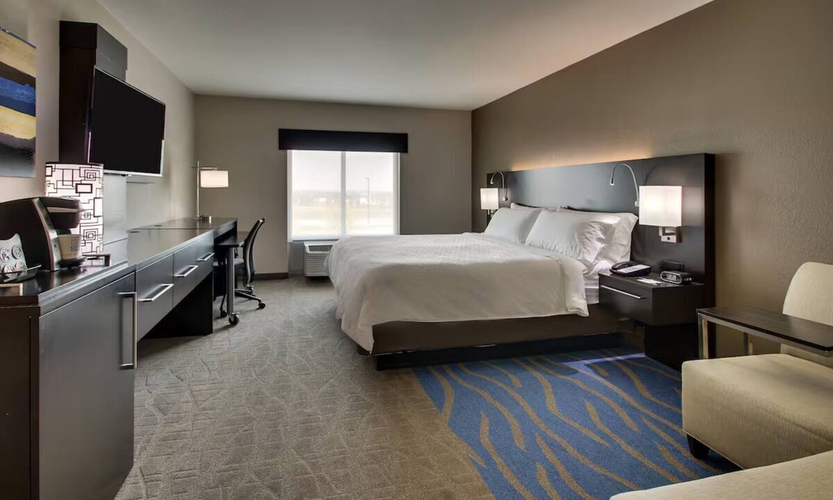 Strasburg Hotel | Sight & Sound Theatre King Rm Breakfast, Pool&Gym
