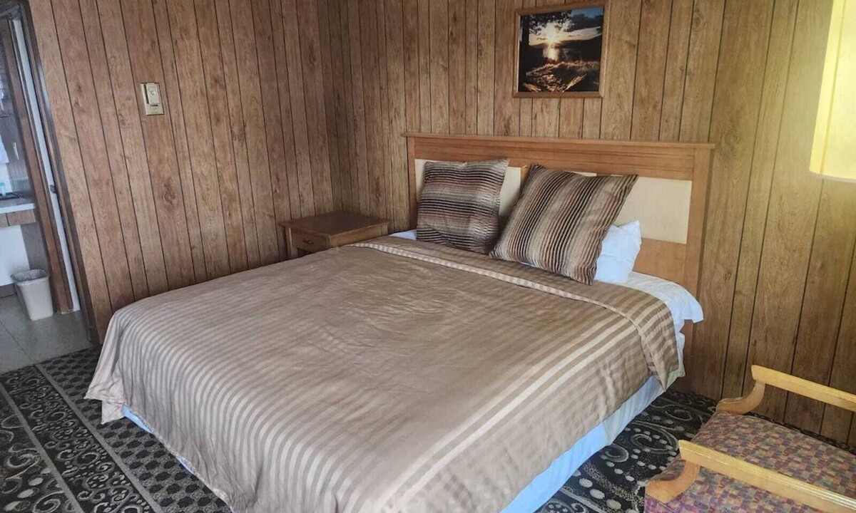 Quinter Hotel | Simple Yet Functional Room w/Comfy Bed Near Shiloh Vineyard for Wine Enthusiast