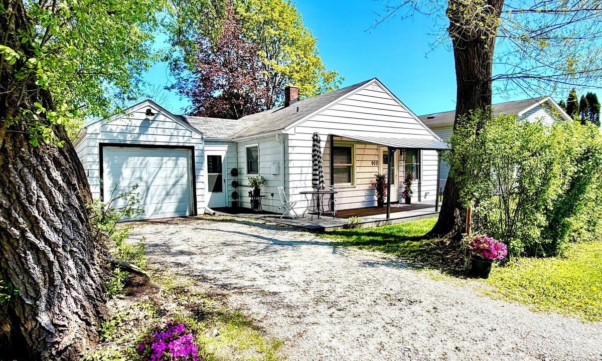 Lake Bluff House | Single Family Home in Lake Bluff, Lake Forest& Great Lakes Area! Fenced Yard!