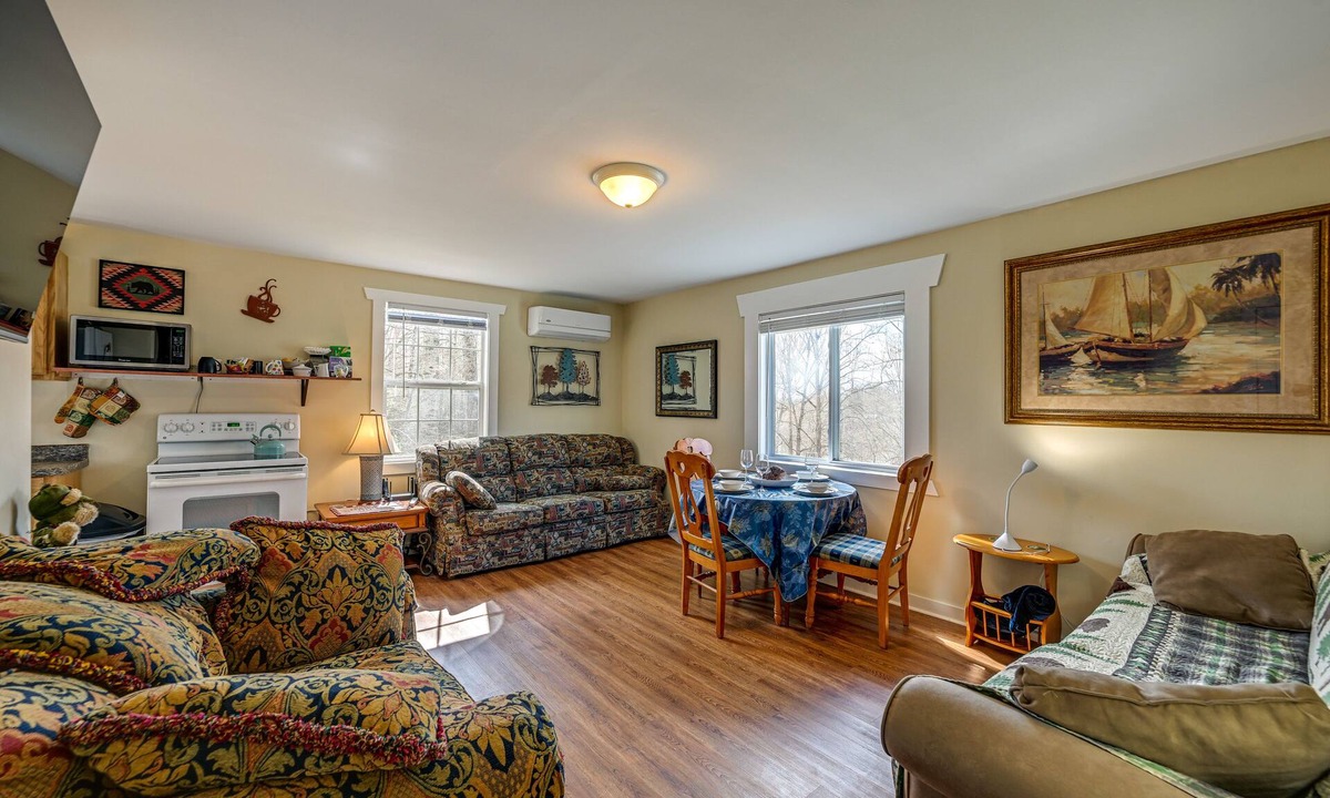 Qualla Cabin | Ski & hike/Shared Hot tub: Cozy Whittier Retreat!