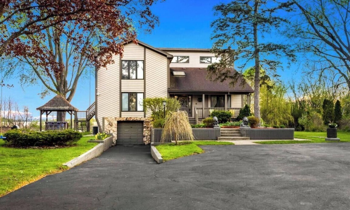 Solon Mills House | Ski & Lake Escape W/Hot Tub, Tiki Bar & Game Room