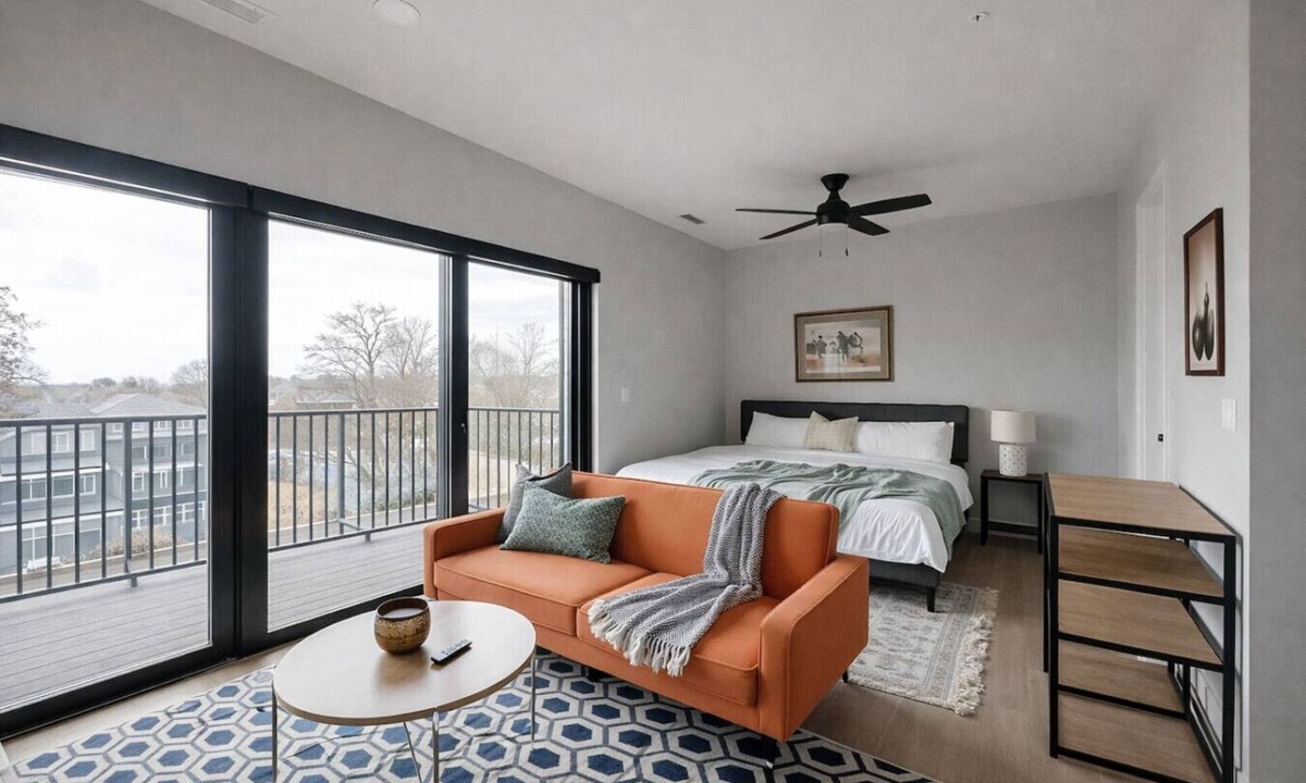 Dundee-Happy Hollow Historic District Apartment | Sleepover | Lively Studio + Gym/Sauna - Omaha