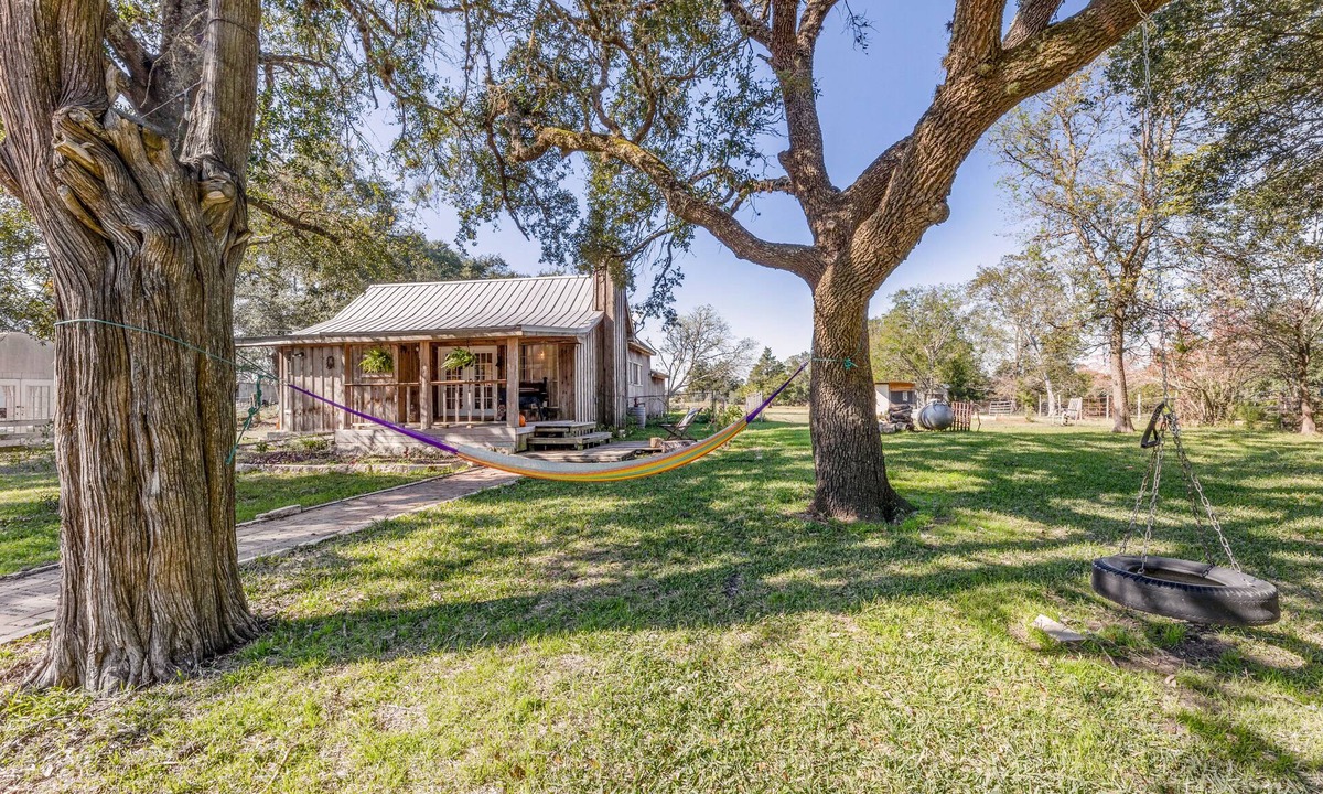 Bryan Cabin | Sleeps 10! Country Cabin w/Playground, Hammock & Chickens