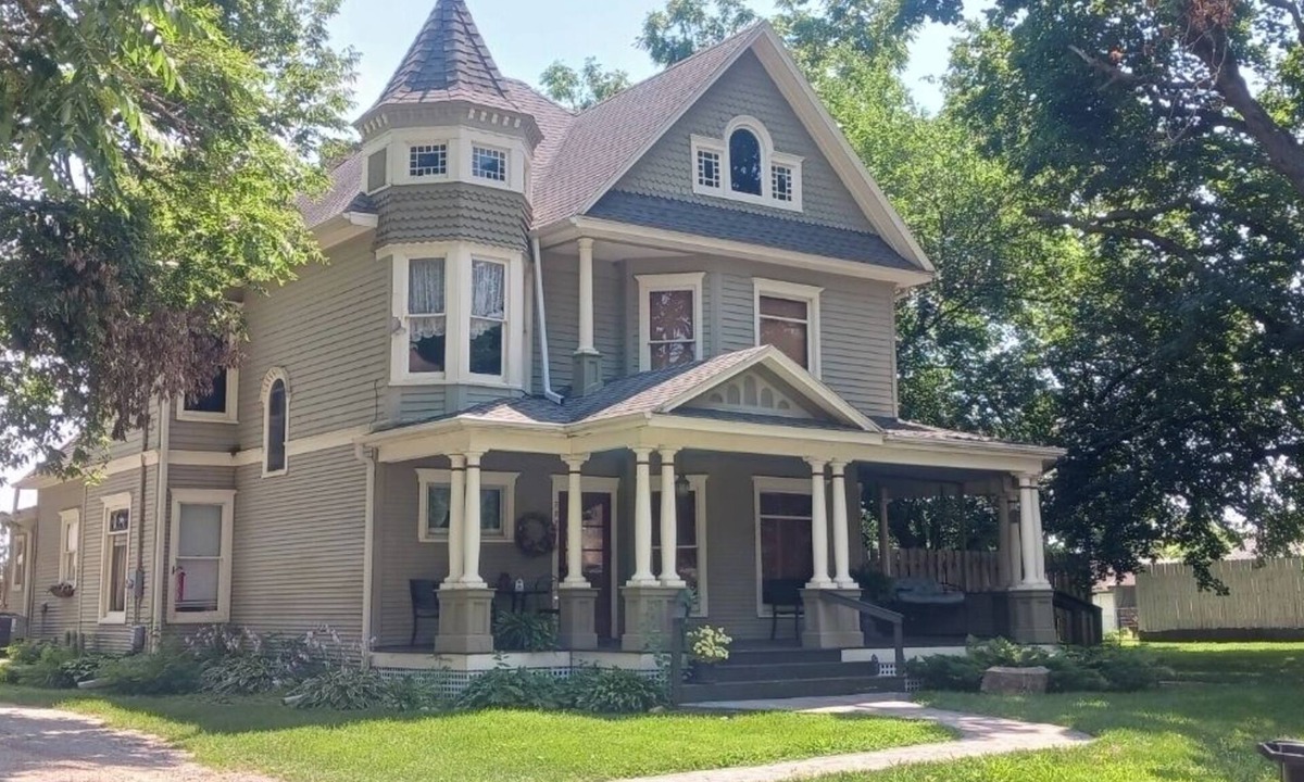 Dexter House | Sleeps 12…. 5 beds and a sofa sleeper. 20 min from West Des Moines.