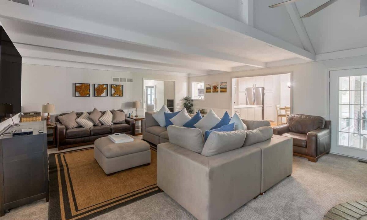 Blue Springs House | Sleeps 15| Game Room + King Beds
