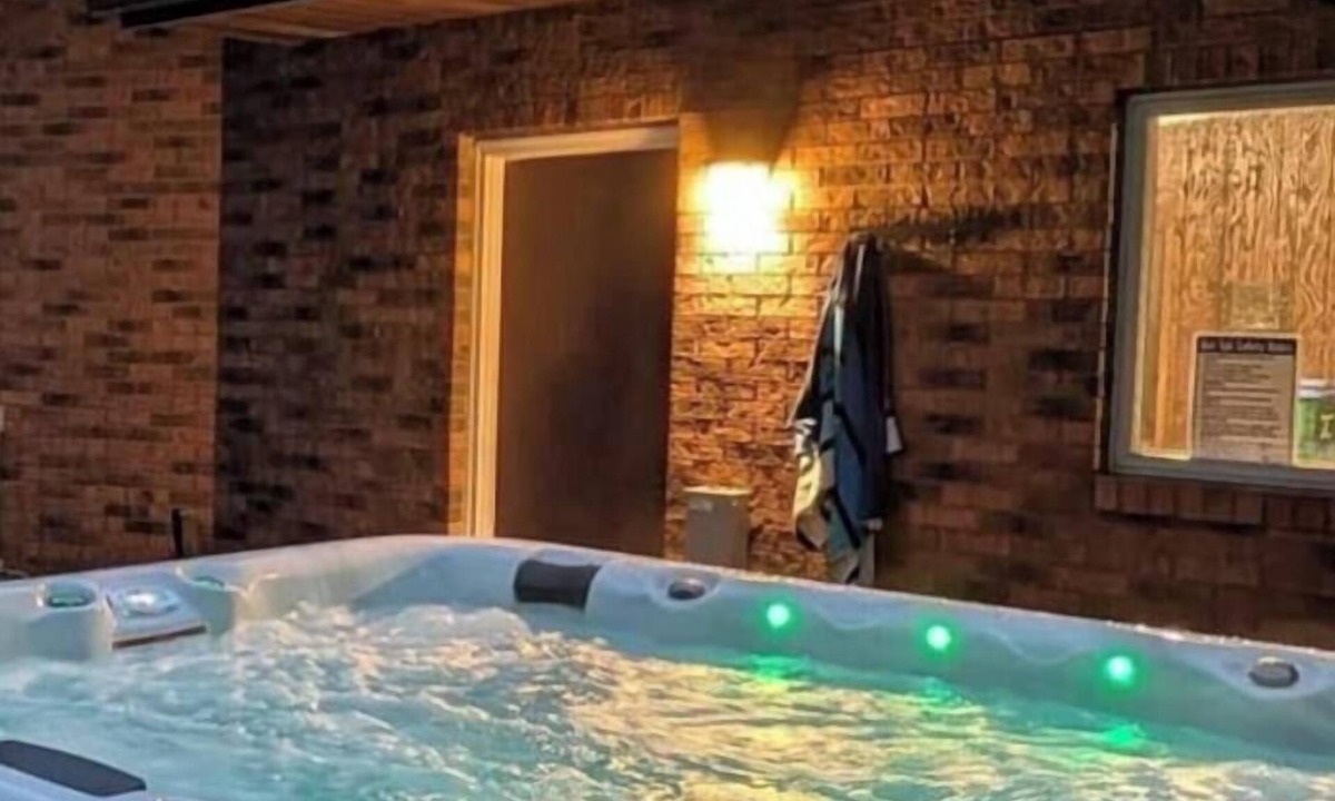 Webster City House | Sleeps 16 | Pool+Hot Tub+Game Room | 3 Kings