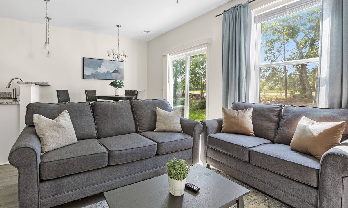 Huntcliff House | Sleeps 6 - 12 min from Fort Jackson - EV Charger & Pet Friendly!