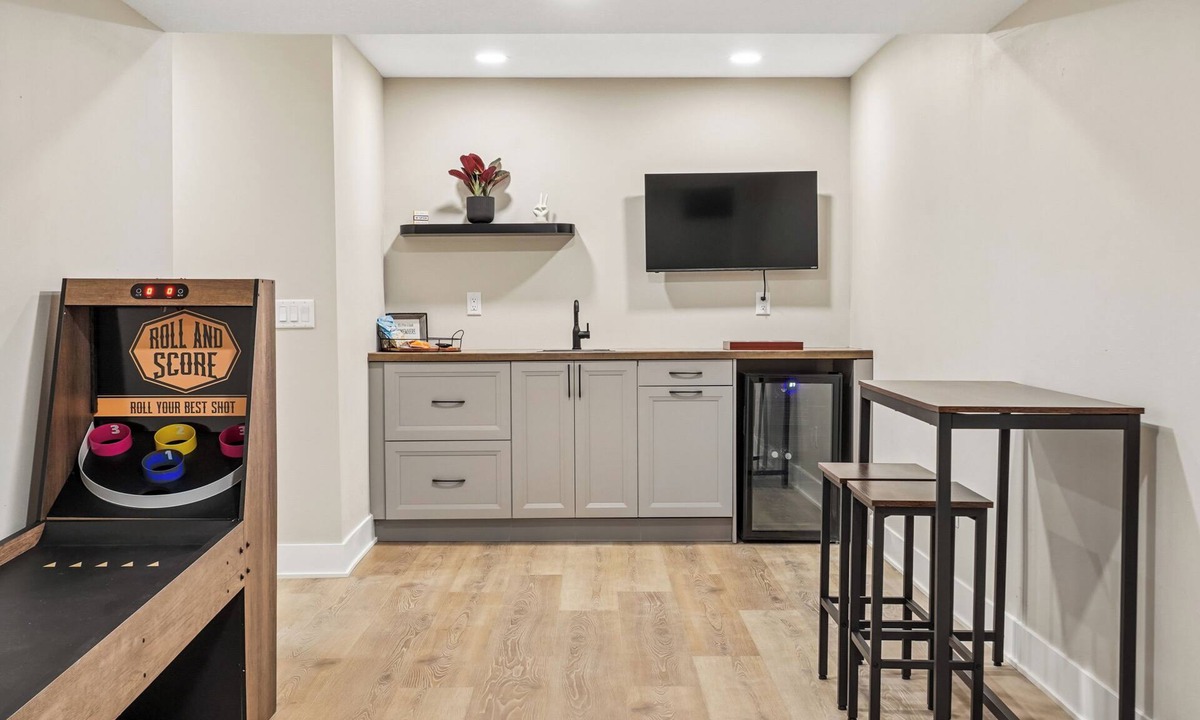 Ankeny House | Sleeps 7 - King Suite - Wet Bar & Game Room - Fiber WiFi/Smart TVs