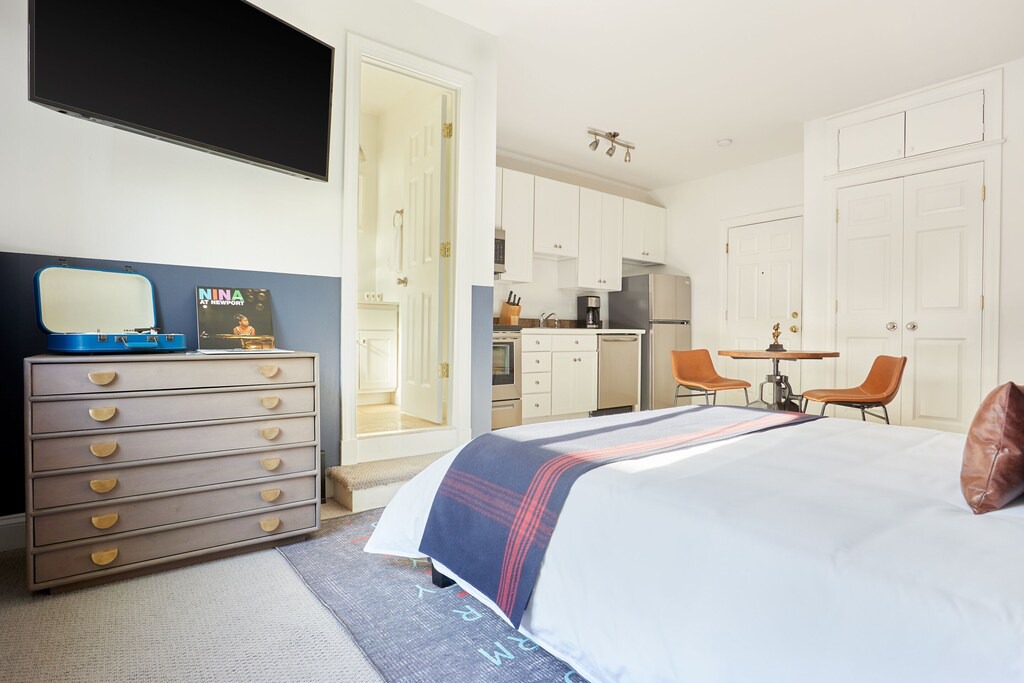 Del Ray Apartment | Sonder | The Avenue Flats | Bright Studio