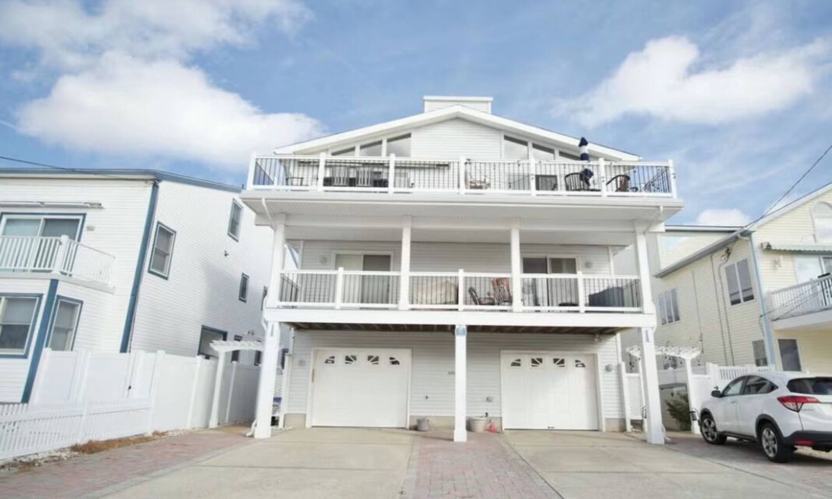 Townsend's Inlet House | South end Townsend Inlet Beachblock townhome is located only 7th from the ocean!
