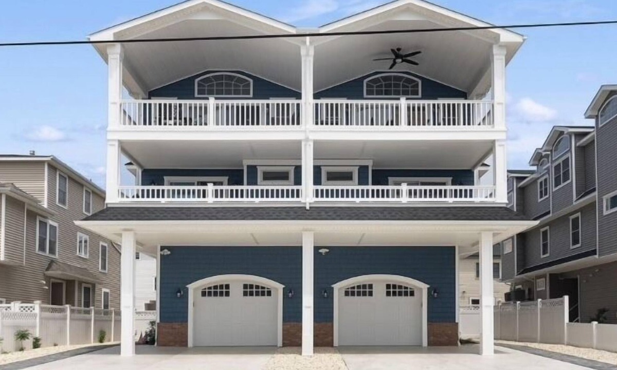 Townsend's Inlet House | Southend Larger Townhouse with Linens Provided
