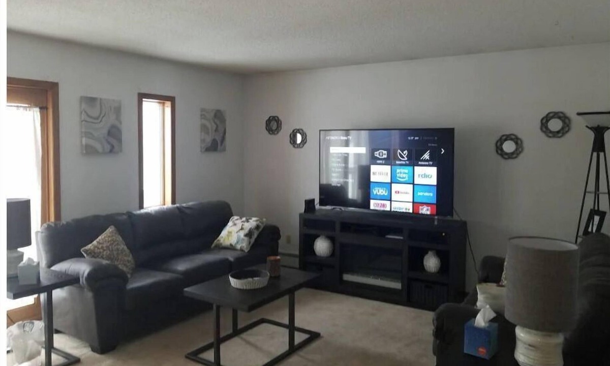 Bismarck Apartment | Spacious 1 BR Apartment located above a Boutique. Centrally located Downtown.
