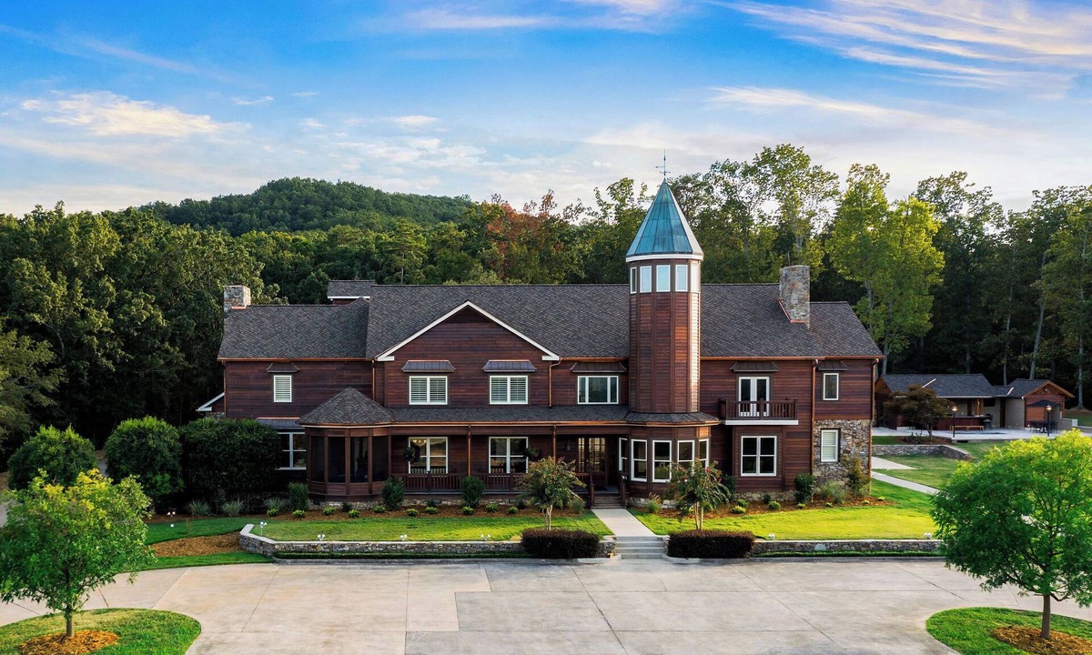 Silver Creek House | Spacious 11 Bedroom 11 Full Bath house in the charming North Georgia Mountains!