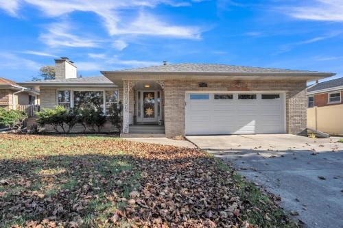 Niles House | Spacious 2 bedroom home in Niles, Illinois with office, full kitchen and 2 baths