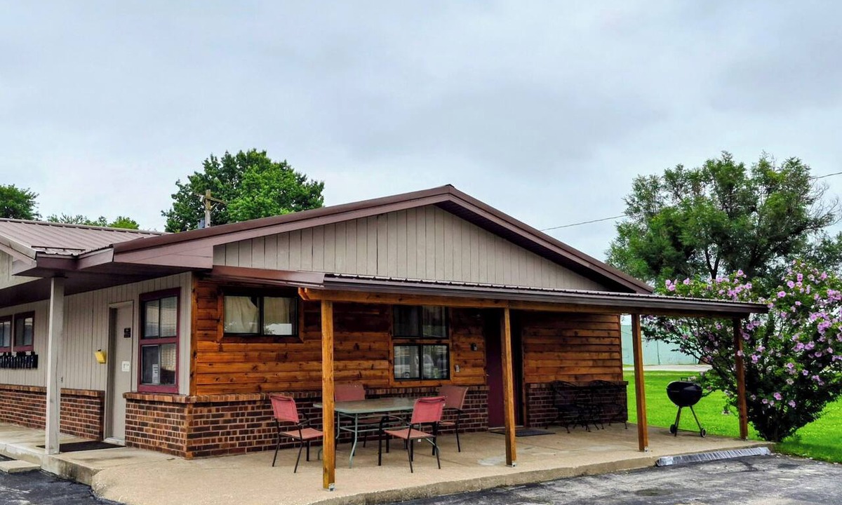 Monroe City Apartment | Spacious 2-bedroom apartment, boat parking, with patio in Monroe City no pets