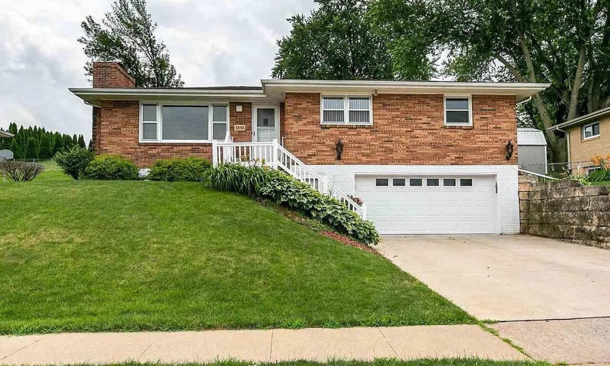 Dubuque House | Spacious 3-bedroom/2.5 bath house in gorgeous Dubuque with AC
