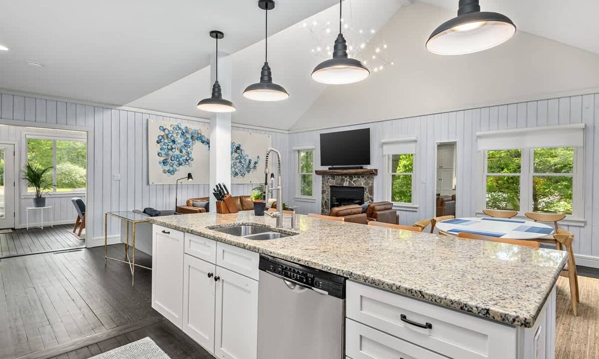 Saluda House | Spacious 3BR Cottage w Epic Patio Walk to Town
